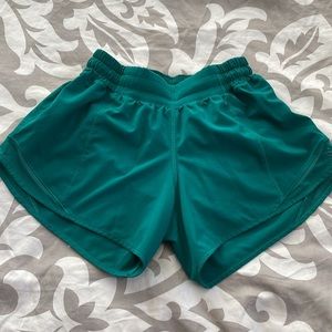 Lululemon 🍋 Hotty Hot low rise lined 4” shorts
